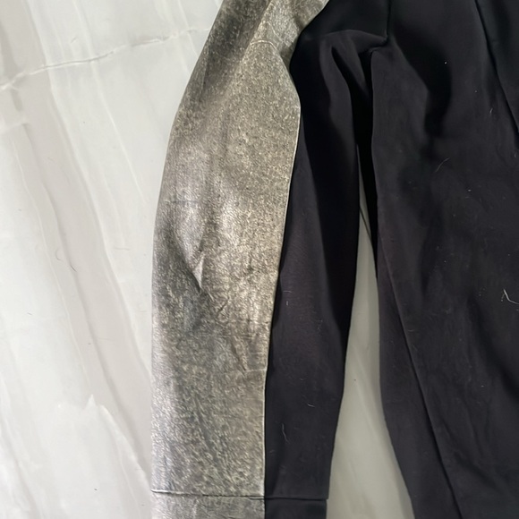 Men’s lightweight jacket. Built in scarf on the inside. - Picture 3 of 6